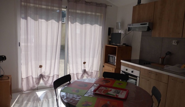 Independent maisonette rental for 2 people with private garden and swimming pool