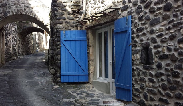 Independent room. Atypical house. Medieval hamlet at the foot of the volcanic neck