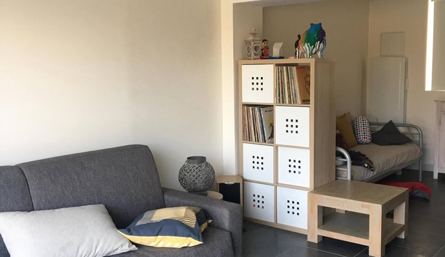 Independent studio in a village close to the wine country