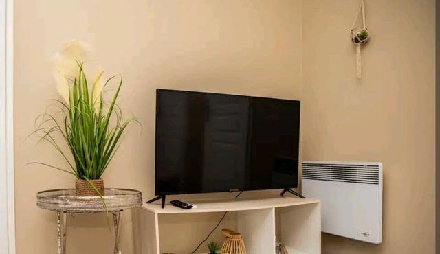 Independent studio in villa with swimming pool