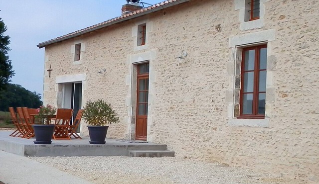 Independent, spacious cottage for a peaceful stay-Montmorillon-Futuroscope-Swimming pool