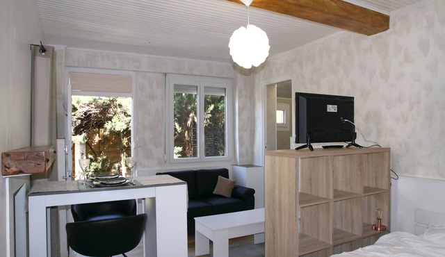 Independent studio in a quiet building with small patio