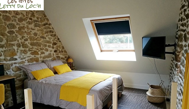 Independent stone duplex near Auray between orchards and marshes