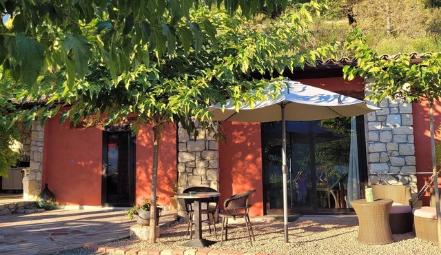 Independent studio in a quiet olive grove