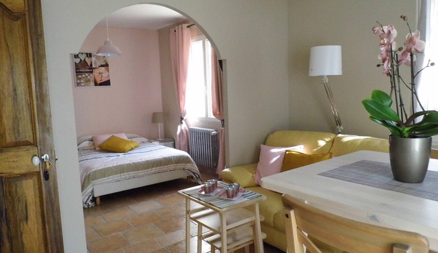 INDEPENDENT STUDIO in villa with pool