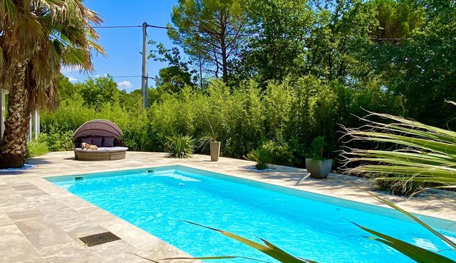 Independent studio in villa with swimming pool. Private Jacuzzi, 40 minutes from the beach