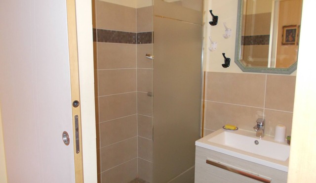 Independent studio in villa on the heights of Apt