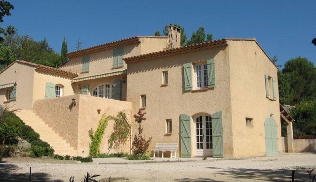 Independent studio on the ground floor of villa, with secure parking