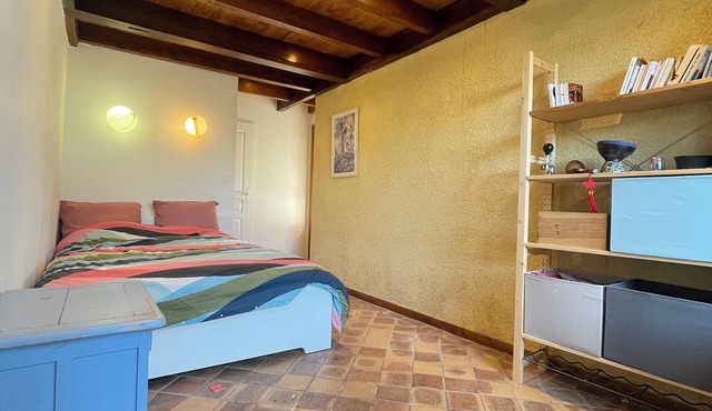 Independent studio with its own entrance.