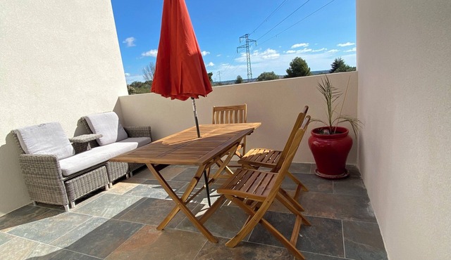 INDEPENDENT T2 WITH TERRACE AND SWIMMINGPOOL ACCESS 20 Mn FROM THE BEACHES