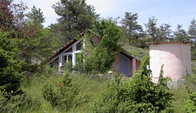 Independent unusual cottage, quiet, countryside in kind, 2 people.