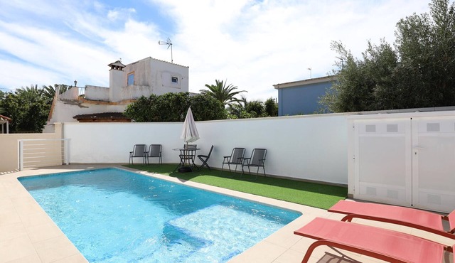 Independent villa 200m from Almardá beach with shared garden and pool