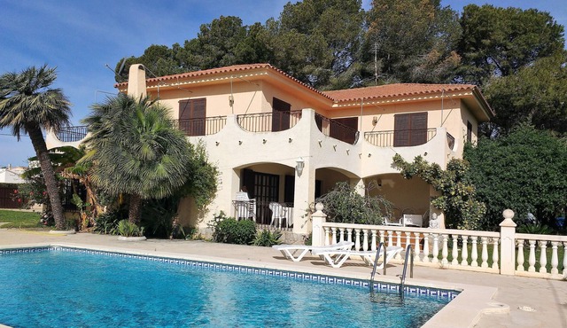 Independent villa for 10/12 people, private pool, 100m from the sea