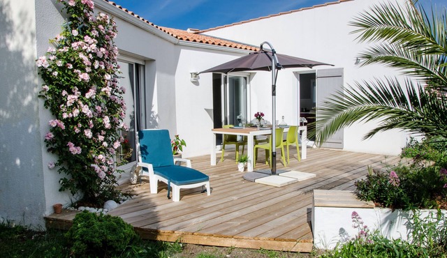 Independent villa on closed garden