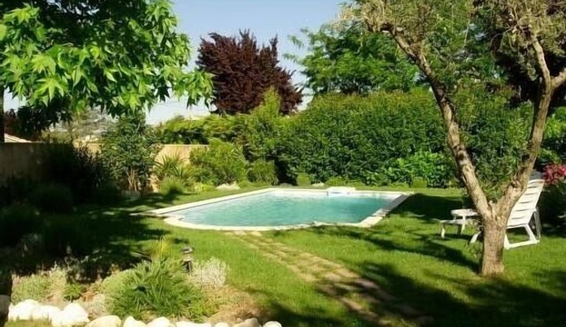 Independent villa with 8 x 4 swimming pool in a very quiet setting.