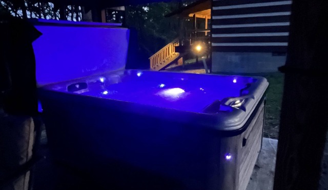Indian Camp Retreat.with relaxing Hot tub, outdoor Fireplace and WiFi