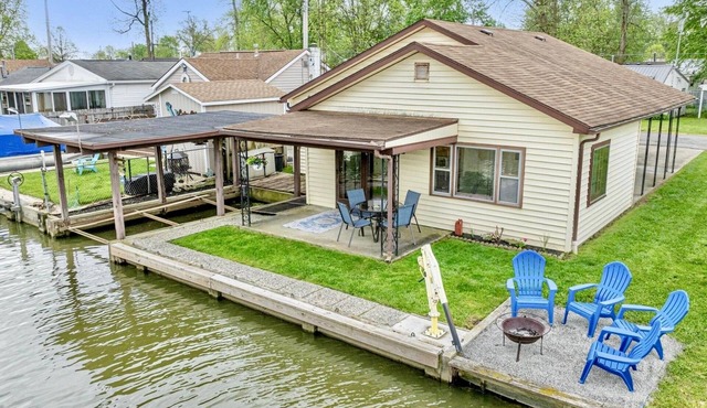 Indian Lake Cottage, Renovated with a Boat Dock!