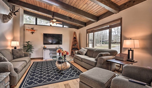 Indian Lake Retreat w/Wet Bar & Covered Deck