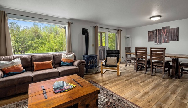 Indian Meadows Getaway! Dog Friendly, 3 Bedroom on Core Trail and Walton Creek, Views!