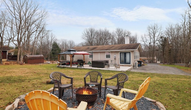 Indian Mountain Getaway-hot tub, lakes ,hiking ,fireplace , pool table