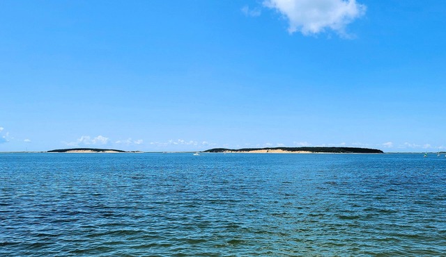 Indian Neck 2BD Waterfront-RIGHT ON THE BEACH, A/C, Direct Beach Access, Amazing Water Views & Sunsets