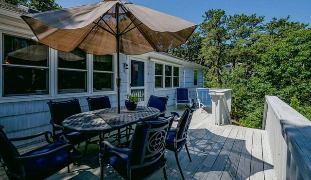 Indian Neck 3BR on Quiet Road, Steps to the Beach, A/C, Fireplace