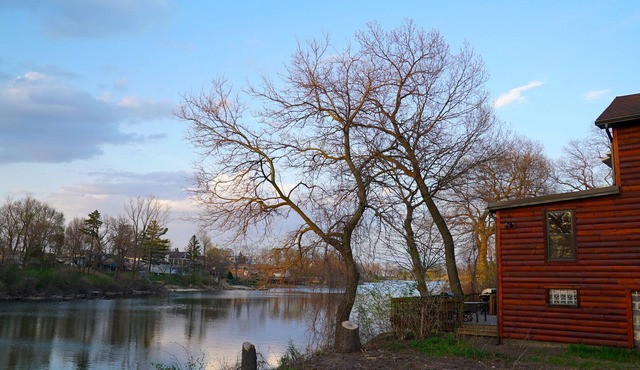 Indiana Dunes. Split-log Cottage on Lagoon. 3blks Lake Michigan/Beach. Bikes.