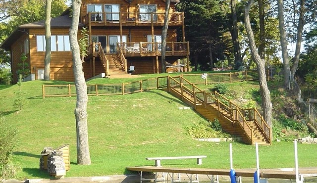Indiana LAKE HOME SUNSETS. 5 Beds, 3 Baths, 2 Decks, 1 Long Pier, by CHICAGO IL