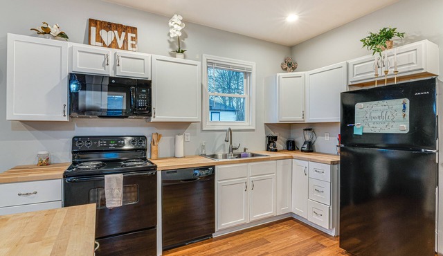 Indianapolis Home w/Fire Pit: 3 Mi to Downtown!