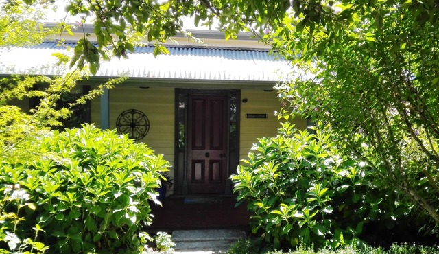 Indigo Cottage: views, heritage, lockable bike shed, dog friendly