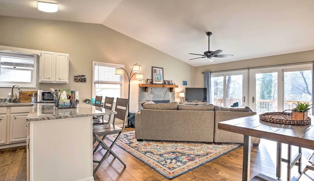 'Indigo Cottage' w/Deck on Lake Arrowhead!