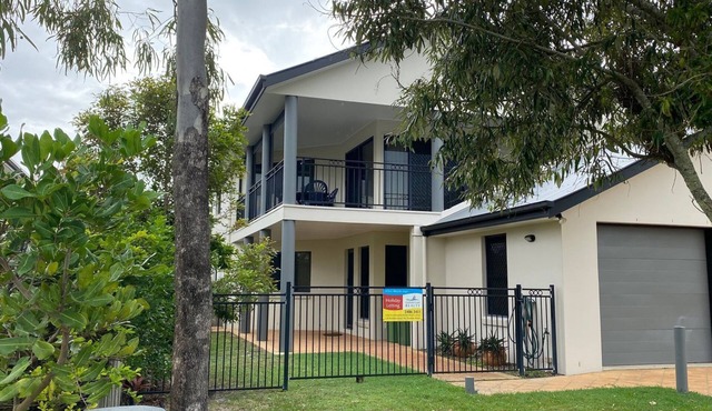 Indigo Place 1 - Rainbow Beach. Just Metres From The Pristine Surf Beach!. Aircon