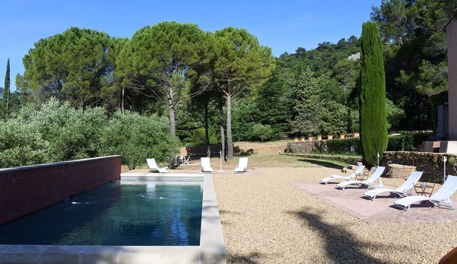 Indigo room, great guesthouse, quiet holidays in Provence, 35 mn from the sea
