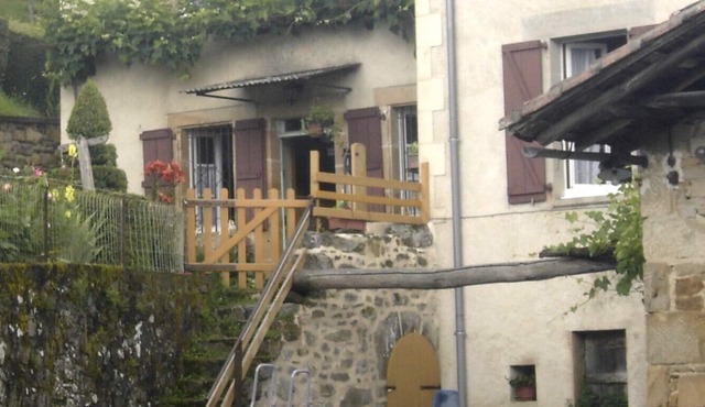 Indiv character house in a quiet farmhouse above ground pool