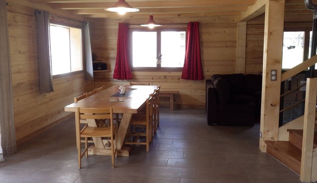 Individual chalet 10 people, hiking departure, foot of the slopes.