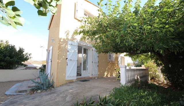 Individual house for 5 people, 3 bedrooms,near shops and only at 50m from the beach of.