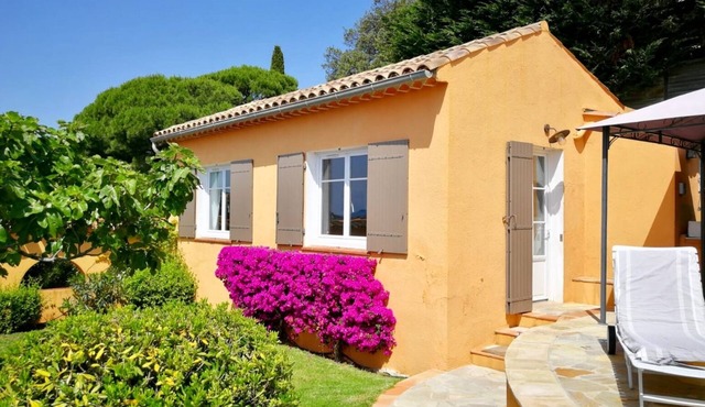 Individual house. Exceptional sea view, swimming pool, beach 400 m'away.