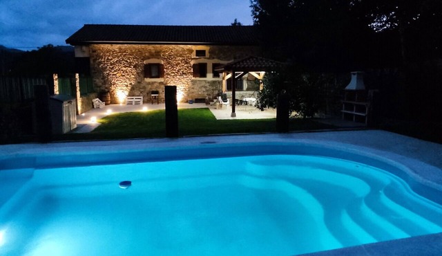 Individual stone house with 450m2 garden, secure pool, gazebo and barbecue.