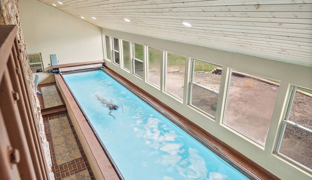 INDOOR 44ft HEATED POOL,6BR 4BA,HOT TUB wPIKES PEAK VIEWS,POOL TABLE, SLEEPS 20!