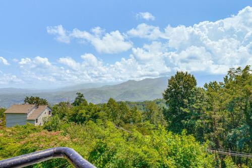 Indoor and Outdoor Pool Access! Condo 3 Mi to GSMNP