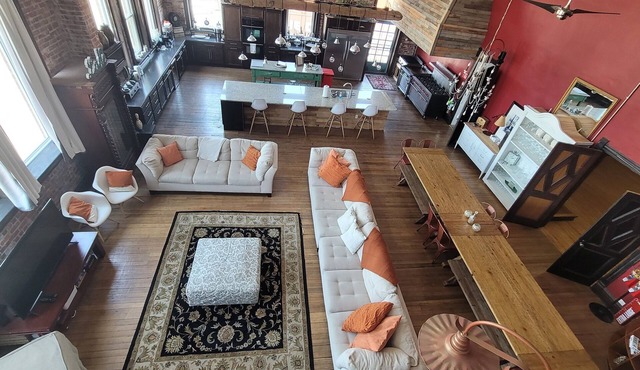 Indoor Basketball Court, Movie Theatre & Rooftop-Private 3rd floor Penthouse!