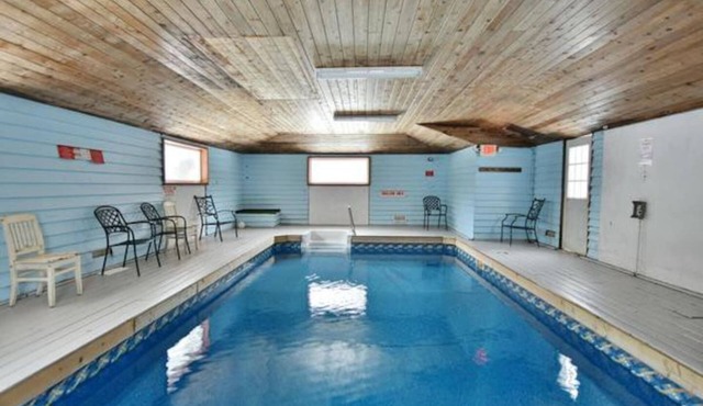 Indoor heated pool and Sauna- 8 Bedroom Chalet "Left Bank Onsis" @ Blue Mountain