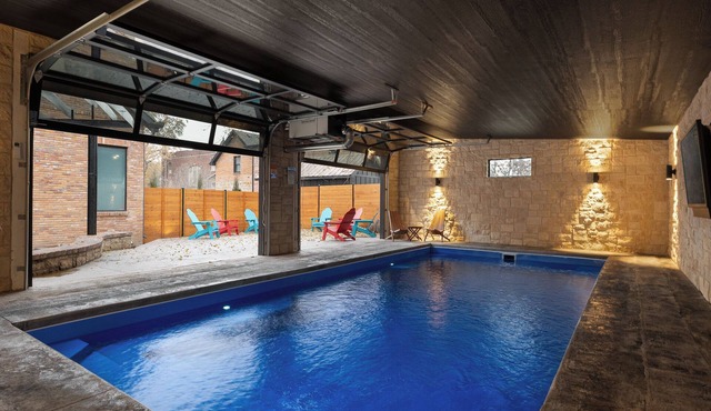 ★ Indoor Heated Pool ★ Sports Court ★ Putting Green & Mini Golf ★ Fun for all!