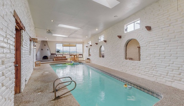🏊‍♂️Indoor Heated Pool♨️Hot Tub♨️Sauna, Foosball🧳Sleeps 18🌄Mtn Views