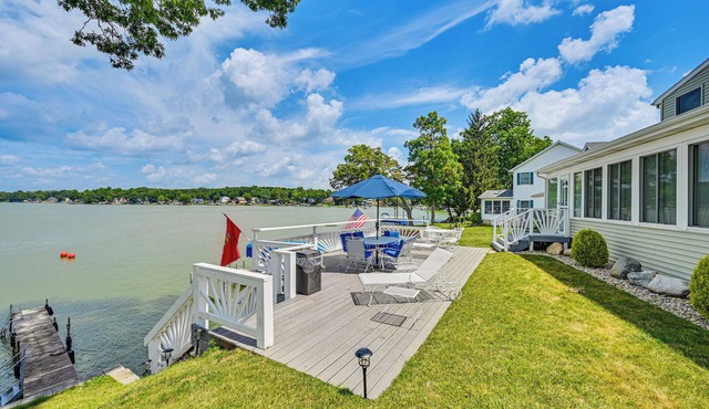 Indoor Hot Tub: Large Family Haven on Sylvan Lake