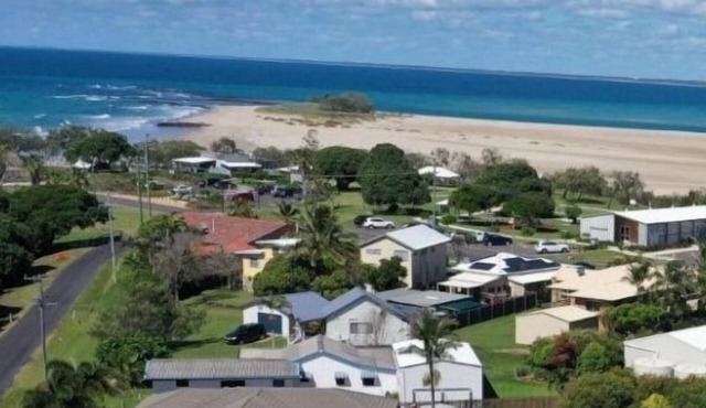 Indoor/outdoor pet-friendly beach house next to world-class beach and river.