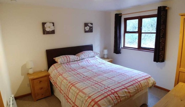 Indoor Pool. Beautiful 2 bed lodge sleeping 4 set in 5acre of beautiful Woodland