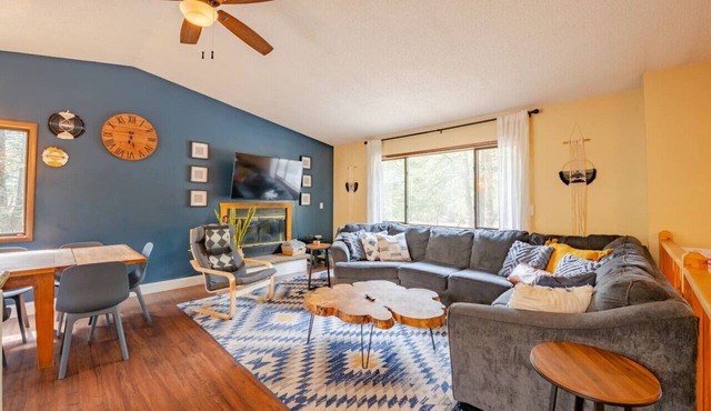 Indoor Pool, Firepit, BBQ, Gym, King Bed, Sauna, Lake Nearby, A/C, Amenities