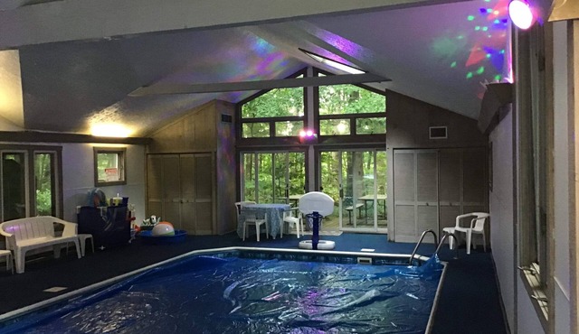 INDOOR POOL, game room, 6 BR, 4.5 bath, sleeps 14, wheelchair access, pets ok!