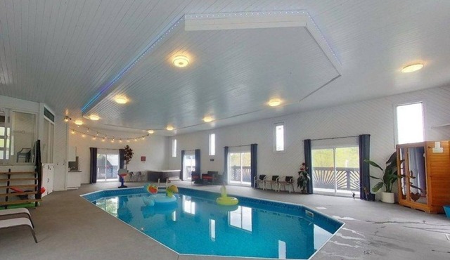 INDOOR POOL, HOT TUB & SAUNA! Welcome to Bluehaven in the Kawartha's!
